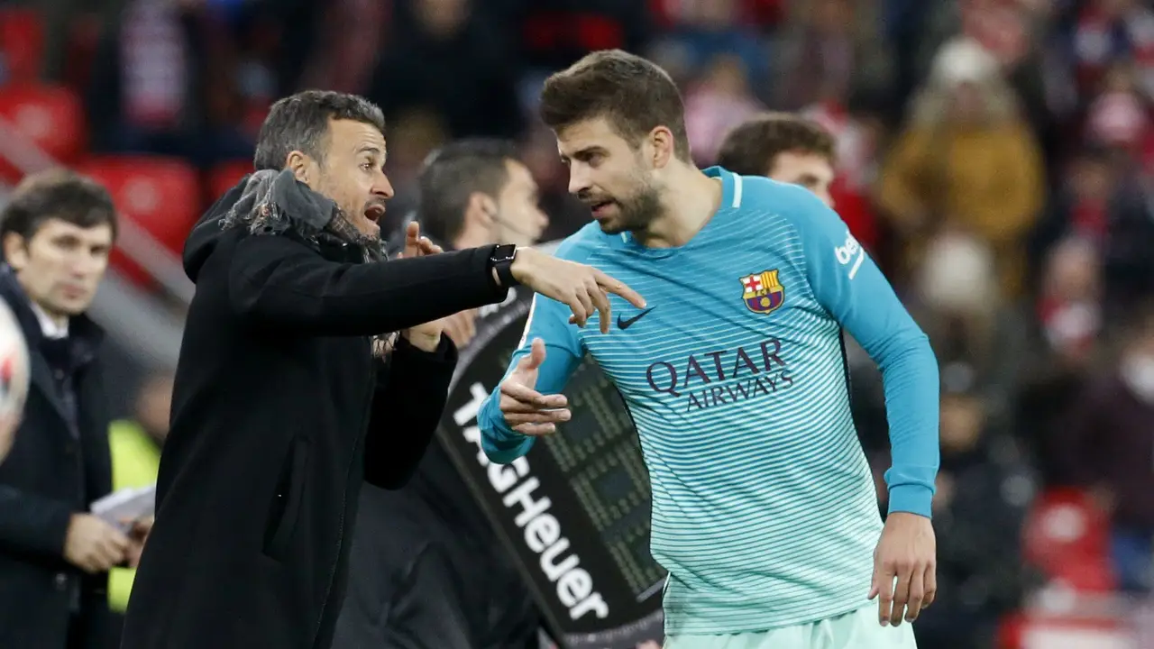 Piqué atiende a las instrucciones de Luis Enrique Piqué atiende a las instrucciones de Luis Enrique