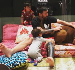 Messi y sus hijos junto a Hulk Messi y sus hijos junto a Hulk
