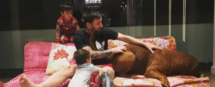 Messi y sus hijos junto a Hulk Messi y sus hijos junto a Hulk