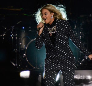 Beyoncé durante su actuación en el evento de apoyo a Hillary Clinton Beyoncé durante su actuación en el evento de apoyo a Hillary Clinton