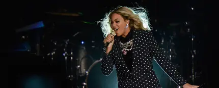 Beyoncé durante su actuación en el evento de apoyo a Hillary Clinton Beyoncé durante su actuación en el evento de apoyo a Hillary Clinton