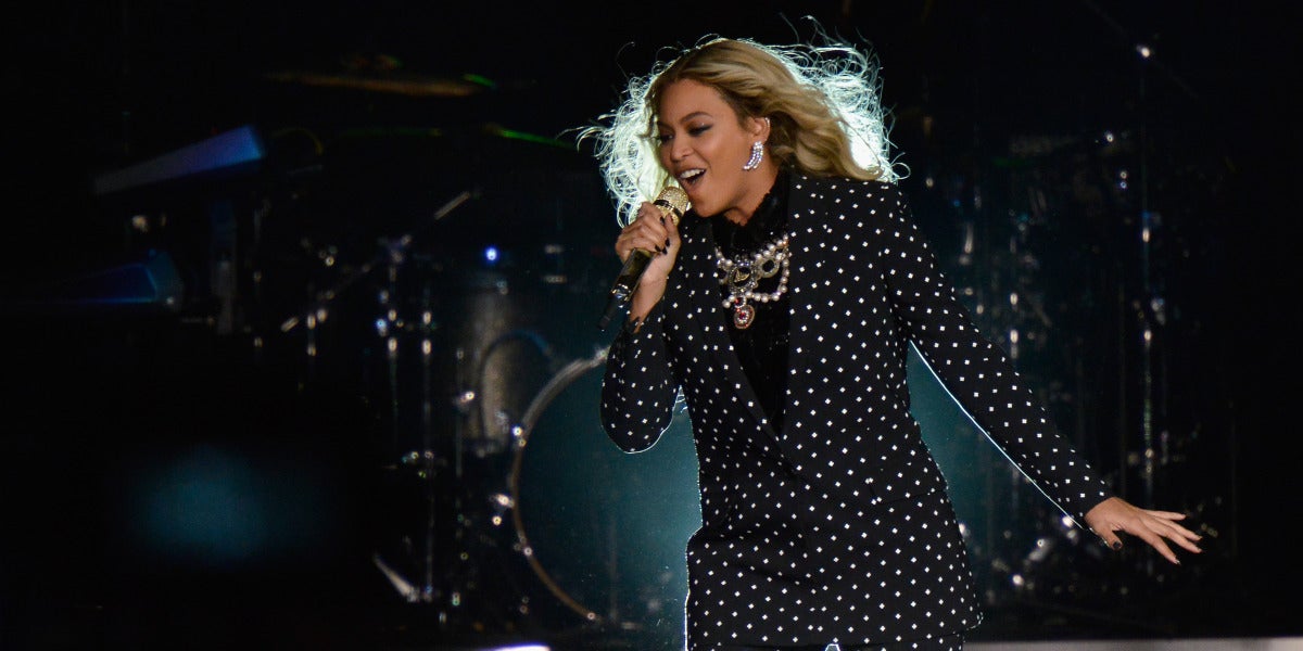 Beyoncé durante su actuación en el evento de apoyo a Hillary Clinton
