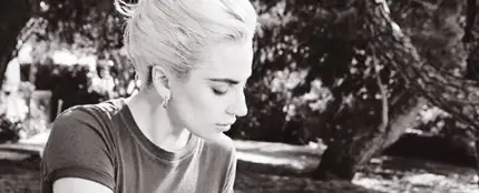 Lady Gaga tocando el piano Lady Gaga tocando el piano
