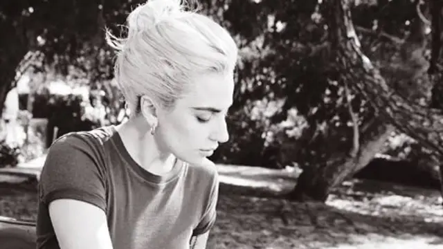 Lady Gaga tocando el piano