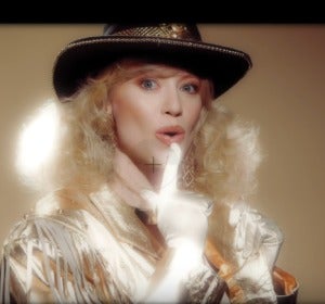 Sia publica el vídeo de la nueva versión de 'Move Your Body' Sia publica el vídeo de la nueva versión de 'Move Your Body'