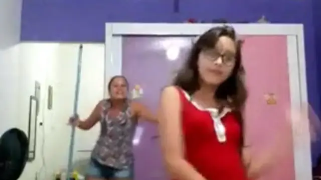 La reacción viral de una madre al ver a su hija grabándose