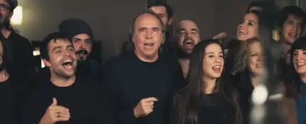 Serrat junto a una veintena de artistas graba una versión solidaria de 'Mediterráneo' Serrat junto a una veintena de artistas graba una versión solidaria de 'Mediterráneo'