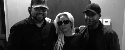 Lady Gaga junto a Dallas Davidson y Brian Kennedy Lady Gaga junto a Dallas Davidson y Brian Kennedy
