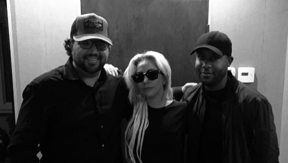 Lady Gaga junto a Dallas Davidson y Brian Kennedy