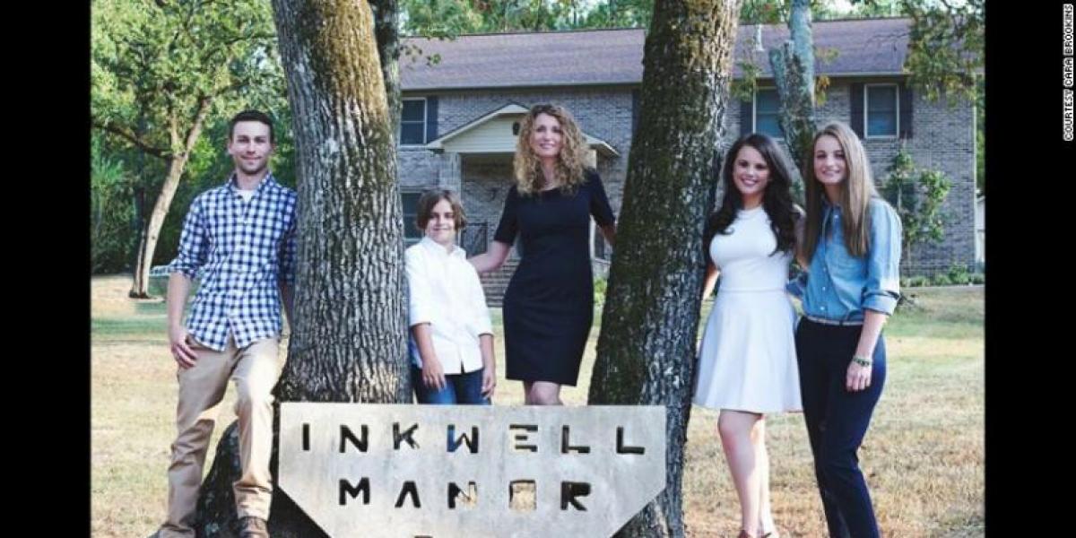 Cara Brookins y sus cuatro hijos