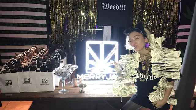 Miley Cyrus posando junto a las bolsas de marihuana