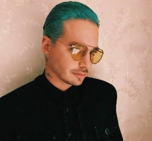 J Balvin con el pelo verde y gafas con cristales dorados J Balvin con el pelo verde y gafas con cristales dorados