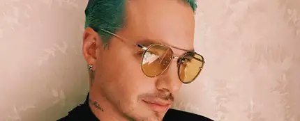 J Balvin con el pelo verde y gafas con cristales dorados J Balvin con el pelo verde y gafas con cristales dorados