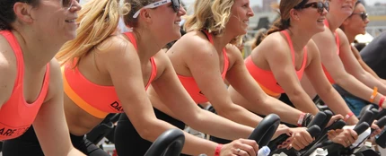 Equipo entrenando en bicis de spinning Equipo entrenando en bicis de spinning