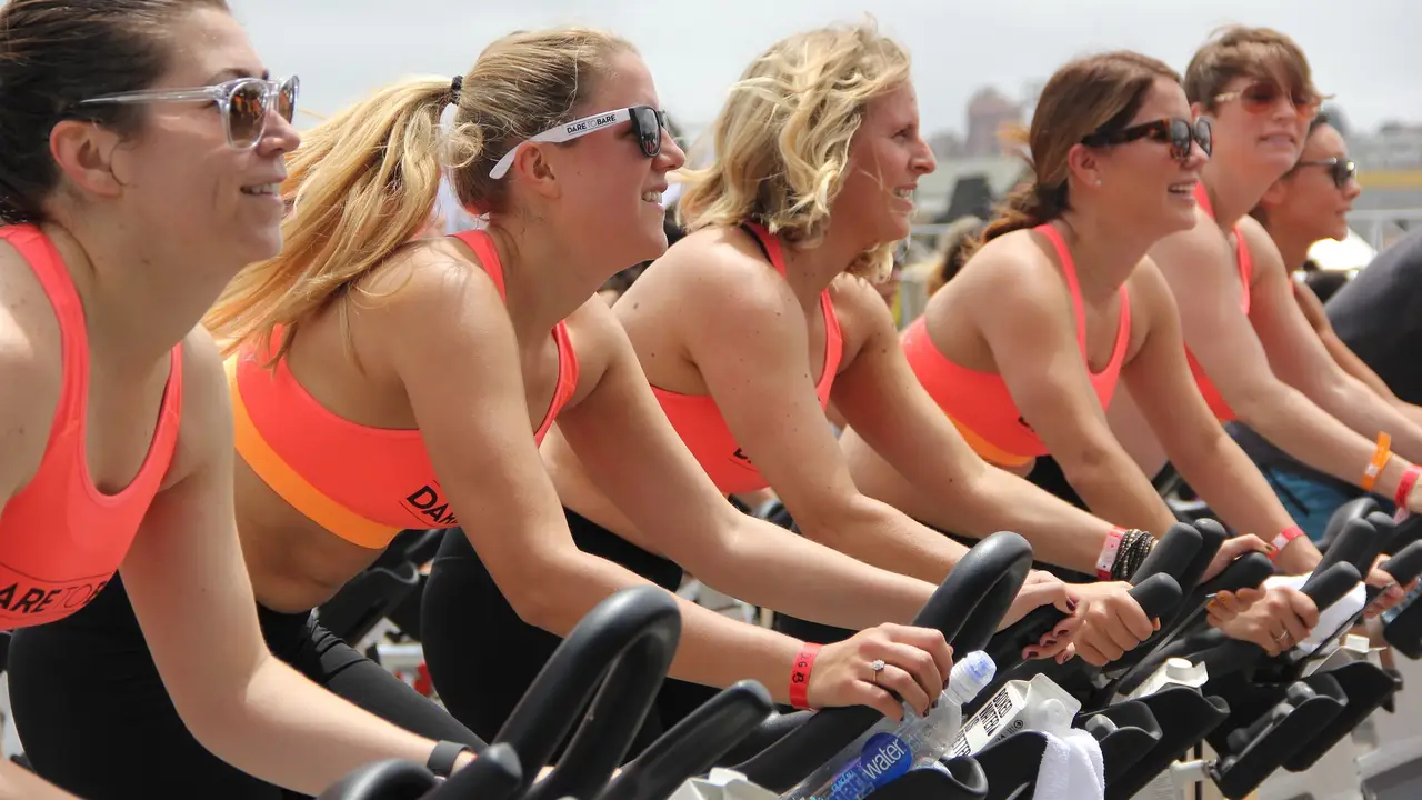 Equipo entrenando en bicis de spinning Equipo entrenando en bicis de spinning