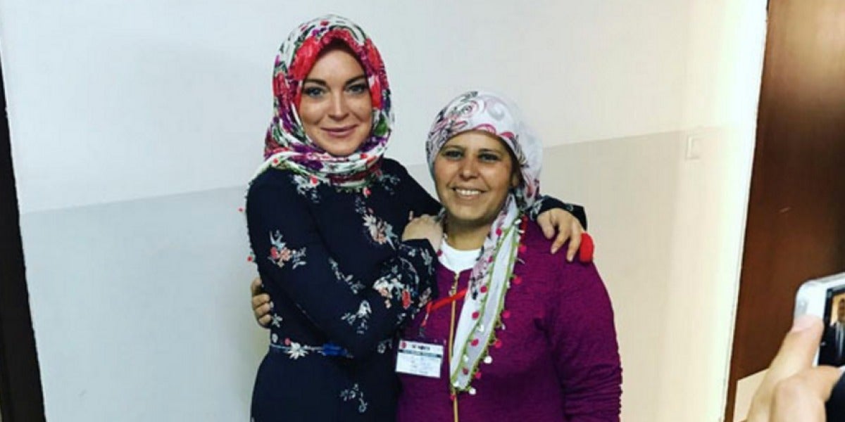 Lindsay Lohan visita un campo de refugiados en Turquía