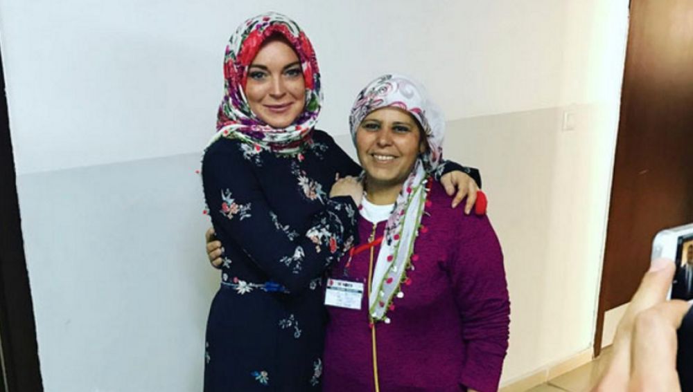 Lindsay Lohan visita un campo de refugiados en Turquía