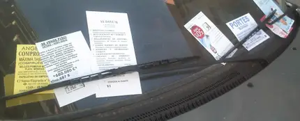 Publicidad en el limpiaparabrisas de un coche Publicidad en el limpiaparabrisas de un coche
