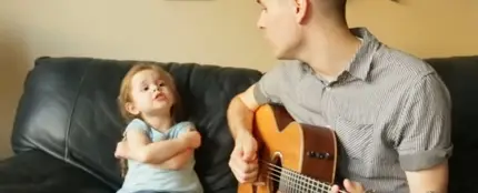Padre e hija cantan 'Hay un amigo en mí' Padre e hija cantan 'Hay un amigo en mí'