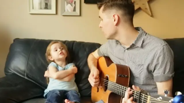 Padre e hija cantan 'Hay un amigo en mí'