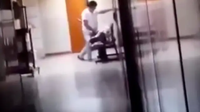 Médico pasa sus genitales sobre una mujer