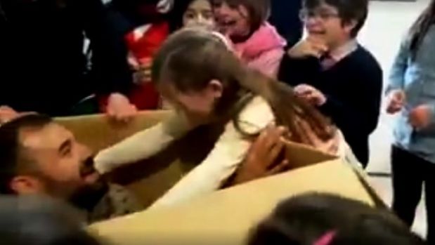 Reacción viral de una niña al ver a su padre tras meses alejados