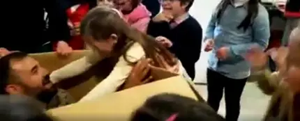 Reacción viral de una niña al ver a su padre tras meses alejados Reacción viral de una niña al ver a su padre tras meses alejados