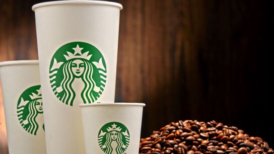 Varios vasos de la empresa Starbucks