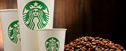 Varios vasos de la empresa Starbucks Varios vasos de la empresa Starbucks
