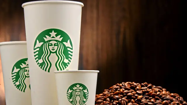 Varios vasos de la empresa Starbucks