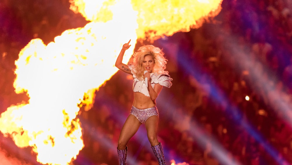 Lady Gaga durante su actuación en el descanso de la Super Bowl