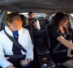 Ryan grabando la escena en el coche junto a su madre y su novia Ryan grabando la escena en el coche junto a su madre y su novia