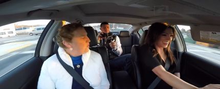 Ryan grabando la escena en el coche junto a su madre y su novia