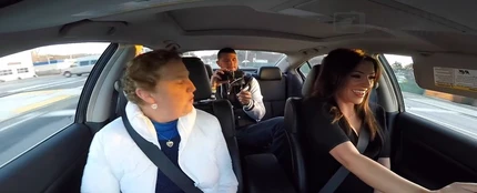 Ryan grabando la escena en el coche junto a su madre y su novia Ryan grabando la escena en el coche junto a su madre y su novia