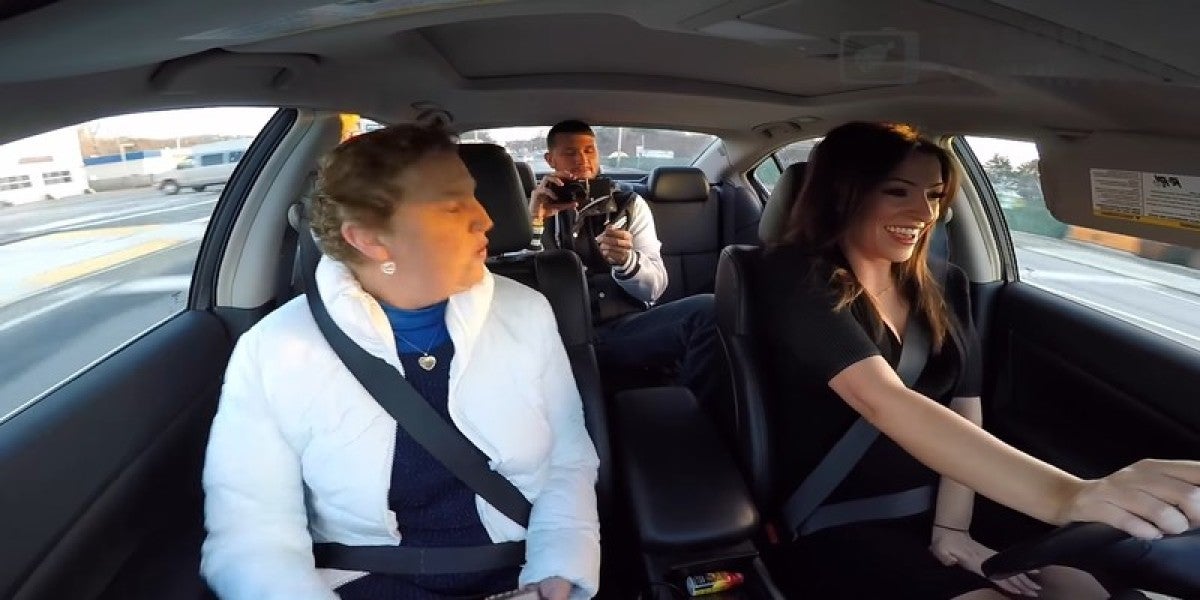 Ryan grabando la escena en el coche junto a su madre y su novia