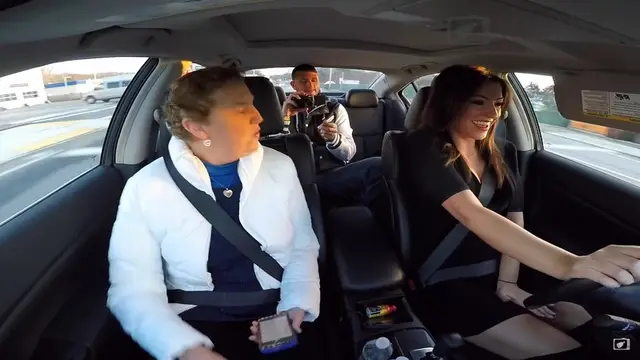 Ryan grabando la escena en el coche junto a su madre y su novia