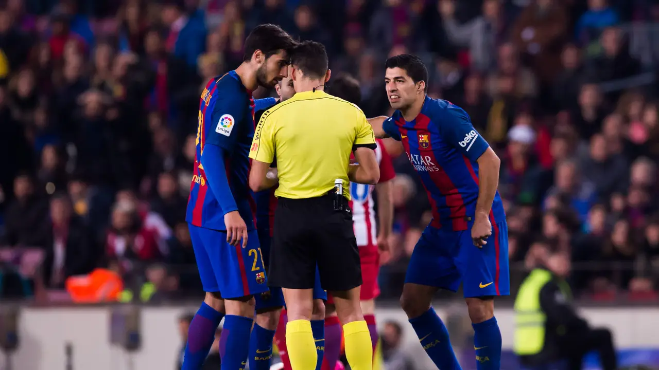 Luis Suárez protesta al colegiado Luis Suárez protesta al colegiado