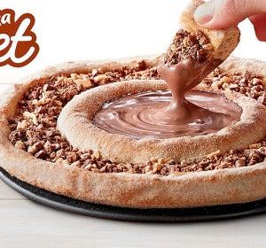 Pizza de chocolate y Kit Kat Pizza de chocolate y Kit Kat