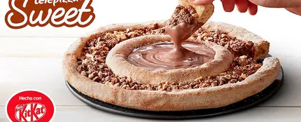 Pizza de chocolate y Kit Kat Pizza de chocolate y Kit Kat