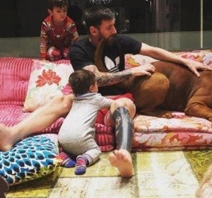 Messi disfrutando de su familia en casa Messi disfrutando de su familia en casa