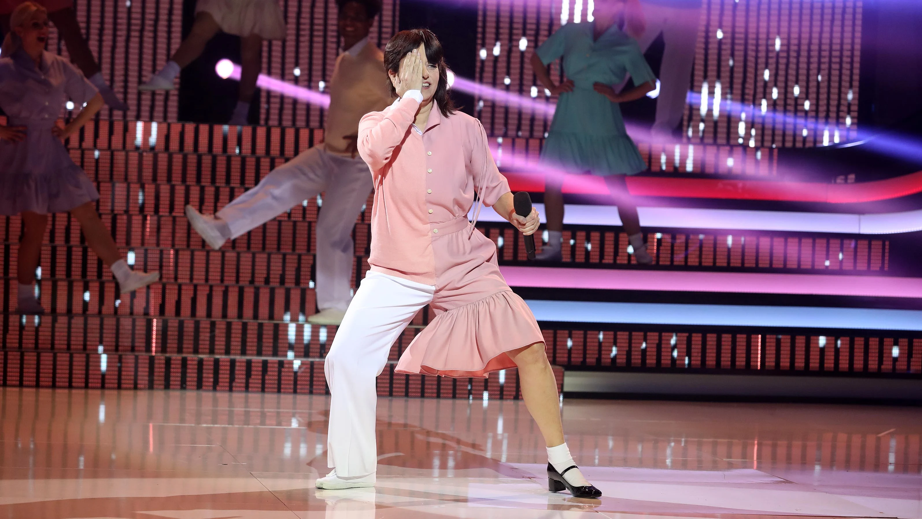 Yolanda Ramos, doble alucinación como Enrique y Ana interpretando ‘La Yenka’