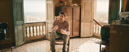 Alvaro Soler en el videoclip de 'Animal'