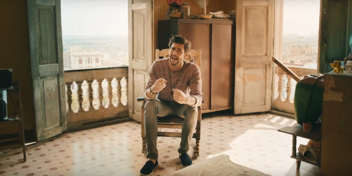 Alvaro Soler en el videoclip de 'Animal'