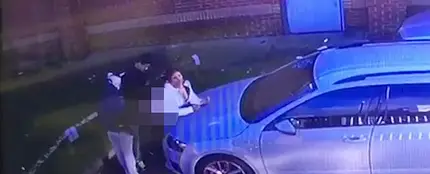 Descubre un trío sobre su coche en plena luz del día Descubre un trío sobre su coche en plena luz del día
