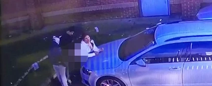 Descubre un trío sobre su coche en plena luz del día Descubre un trío sobre su coche en plena luz del día