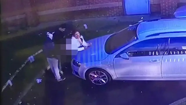 Descubre un trío sobre su coche en plena luz del día