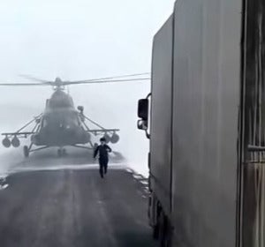 Un piloto de un helicóptero se pierde y aterriza para preguntar Un piloto de un helicóptero se pierde y aterriza para preguntar