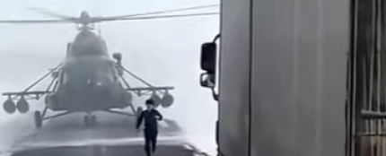 Un piloto de un helicóptero se pierde y aterriza para preguntar