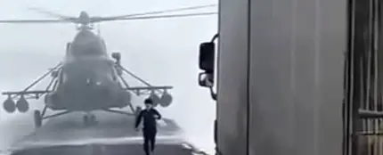 Un piloto de un helicóptero se pierde y aterriza para preguntar Un piloto de un helicóptero se pierde y aterriza para preguntar
