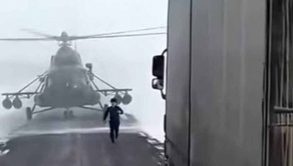 Un piloto de un helicóptero se pierde y aterriza para preguntar